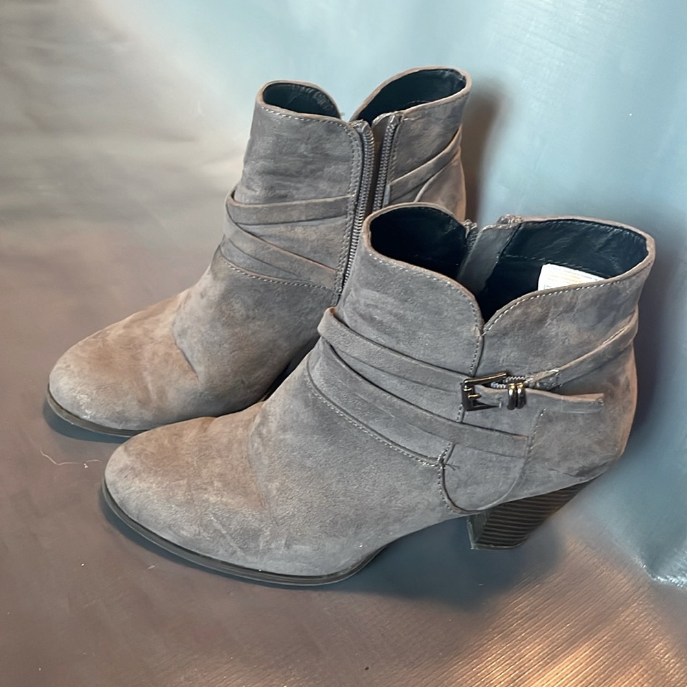 Gray heel boots for woman